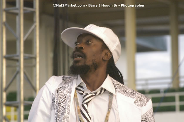 Beenie Man - Cure Fest 2007 - Longing For Concert at Trelawny Multi Purpose Stadium, Trelawny, Jamaica - Sunday, October 14, 2007 - Cure Fest 2007 October 12th-14th, 2007 Presented by Danger Promotions, Iyah Cure Promotions, and Brass Gate Promotions - Alison Young, Publicist - Photographs by Net2Market.com - Barry J. Hough Sr, Photographer - Negril Travel Guide, Negril Jamaica WI - http://www.negriltravelguide.com - info@negriltravelguide.com...!