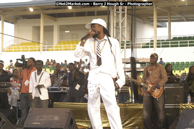 Beenie Man - Cure Fest 2007 - Longing For Concert at Trelawny Multi Purpose Stadium, Trelawny, Jamaica - Sunday, October 14, 2007 - Cure Fest 2007 October 12th-14th, 2007 Presented by Danger Promotions, Iyah Cure Promotions, and Brass Gate Promotions - Alison Young, Publicist - Photographs by Net2Market.com - Barry J. Hough Sr, Photographer - Negril Travel Guide, Negril Jamaica WI - http://www.negriltravelguide.com - info@negriltravelguide.com...!