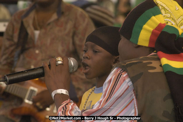 Beenie Man - Cure Fest 2007 - Longing For Concert at Trelawny Multi Purpose Stadium, Trelawny, Jamaica - Sunday, October 14, 2007 - Cure Fest 2007 October 12th-14th, 2007 Presented by Danger Promotions, Iyah Cure Promotions, and Brass Gate Promotions - Alison Young, Publicist - Photographs by Net2Market.com - Barry J. Hough Sr, Photographer - Negril Travel Guide, Negril Jamaica WI - http://www.negriltravelguide.com - info@negriltravelguide.com...!