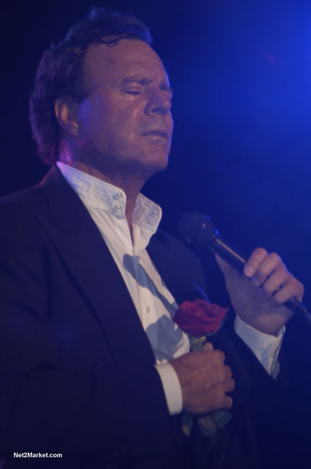 Julio Iglesias - Air Jamaica Jazz & Blues 2005 - The Art Of Music - Cinnamon Hill Golf Course, Rose Hall, Montego Bay - Negril Travel Guide, Negril Jamaica WI - http://www.negriltravelguide.com - info@negriltravelguide.com...!