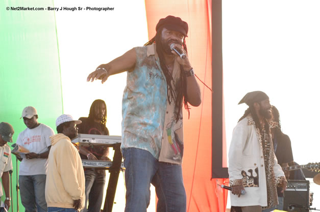 Tony Rebel Closing Tru-Juice Rebel Salute 2007 - Saturday, January 13, 2007, Port Kaiser Sports Club, St. Elizabeth - Negril Travel Guide, Negril Jamaica WI - http://www.negriltravelguide.com - info@negriltravelguide.com...!