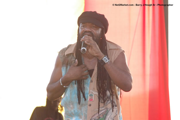 Tony Rebel Closing Tru-Juice Rebel Salute 2007 - Saturday, January 13, 2007, Port Kaiser Sports Club, St. Elizabeth - Negril Travel Guide, Negril Jamaica WI - http://www.negriltravelguide.com - info@negriltravelguide.com...!