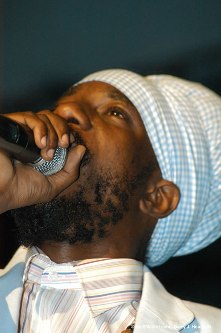 Sizzla - Red Stripe Reggae Sumfest 2005 - Dancehall Night - July 21th, 2005 - Negril Travel Guide, Negril Jamaica WI - http://www.negriltravelguide.com - info@negriltravelguide.com...!