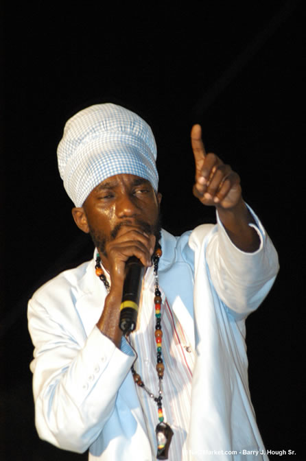 Sizzla - Red Stripe Reggae Sumfest 2005 - Dancehall Night - July 21th, 2005 - Negril Travel Guide, Negril Jamaica WI - http://www.negriltravelguide.com - info@negriltravelguide.com...!