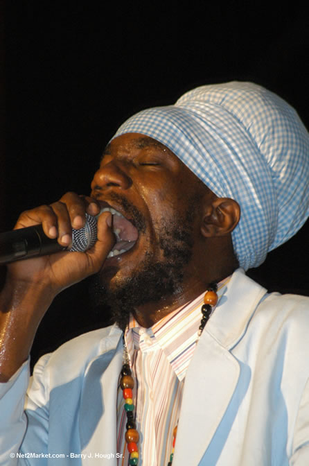 Sizzla - Red Stripe Reggae Sumfest 2005 - Dancehall Night - July 21th, 2005 - Negril Travel Guide, Negril Jamaica WI - http://www.negriltravelguide.com - info@negriltravelguide.com...!