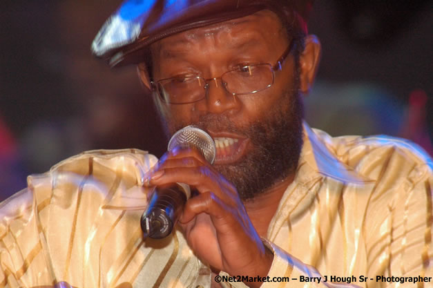 Beres Hammond - Red Stripe Reggae Sumfest 2007 - Zenith - Saturday, July 21, 2007 - Catherine Hall, Montego Bay, St James, Jamaica W.I. - Negril Travel Guide, Negril Jamaica WI - http://www.negriltravelguide.com - info@negriltravelguide.com...!