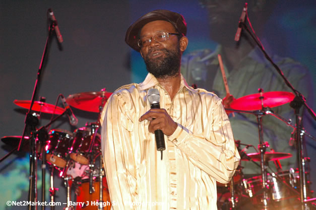 Beres Hammond - Red Stripe Reggae Sumfest 2007 - Zenith - Saturday, July 21, 2007 - Catherine Hall, Montego Bay, St James, Jamaica W.I. - Negril Travel Guide, Negril Jamaica WI - http://www.negriltravelguide.com - info@negriltravelguide.com...!