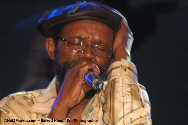 Beres Hammond - Red Stripe Reggae Sumfest 2007 - Zenith - Saturday, July 21, 2007 - Catherine Hall, Montego Bay, St James, Jamaica W.I. - Negril Travel Guide, Negril Jamaica WI - http://www.negriltravelguide.com - info@negriltravelguide.com...!