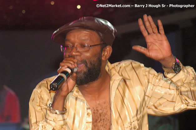 Beres Hammond - Red Stripe Reggae Sumfest 2007 - Zenith - Saturday, July 21, 2007 - Catherine Hall, Montego Bay, St James, Jamaica W.I. - Negril Travel Guide, Negril Jamaica WI - http://www.negriltravelguide.com - info@negriltravelguide.com...!