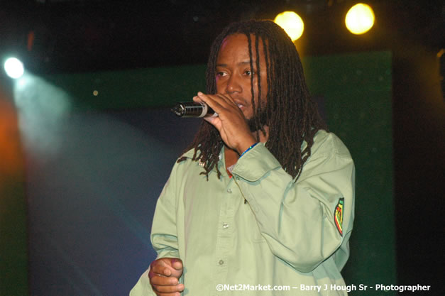 Dwayne Stephenson - Red Stripe Reggae Sumfest 2007 - Zenith - Saturday, July 21, 2007 - Catherine Hall, Montego Bay, St James, Jamaica W.I. - Negril Travel Guide, Negril Jamaica WI - http://www.negriltravelguide.com - info@negriltravelguide.com...!