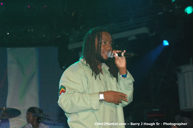 Dwayne Stephenson - Red Stripe Reggae Sumfest 2007 - Zenith - Saturday, July 21, 2007 - Catherine Hall, Montego Bay, St James, Jamaica W.I. - Negril Travel Guide, Negril Jamaica WI - http://www.negriltravelguide.com - info@negriltravelguide.com...!