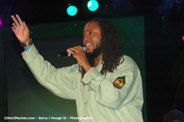 Dwayne Stephenson - Red Stripe Reggae Sumfest 2007 - Zenith - Saturday, July 21, 2007 - Catherine Hall, Montego Bay, St James, Jamaica W.I. - Negril Travel Guide, Negril Jamaica WI - http://www.negriltravelguide.com - info@negriltravelguide.com...!