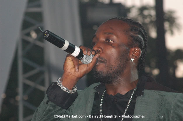 Mavado - Explosion - Red Stripe Reggae Sumfest 2007 - Thursday, July 19, 2007 - Red Stripe Reggae Sumfest 2007 at Catherine Hall, Montego Bay, St James, Jamaica W.I. - Negril Travel Guide, Negril Jamaica WI - http://www.negriltravelguide.com - info@negriltravelguide.com...!