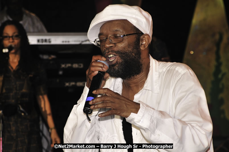 Beres Hammond @ Red Stripe Reggae Sumfest 2008 International Night 2, Catherine Hall, Montego Bay - Saturday, July 19, 2008 - Reggae Sumfest 2008 July 13 - July 19, 2008 - Photographs by Net2Market.com - Barry J. Hough Sr. Photojournalist/Photograper - Photographs taken with a Nikon D300 - Negril Travel Guide, Negril Jamaica WI - http://www.negriltravelguide.com - info@negriltravelguide.com...!