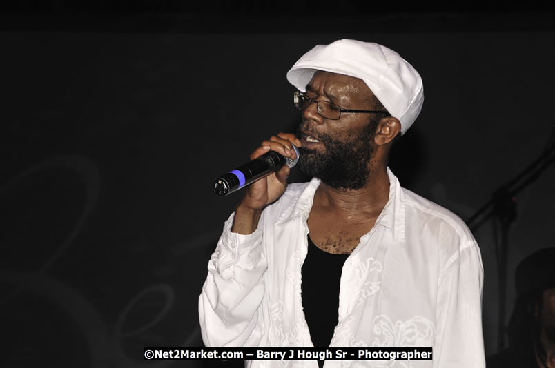 Beres Hammond @ Red Stripe Reggae Sumfest 2008 International Night 2, Catherine Hall, Montego Bay - Saturday, July 19, 2008 - Reggae Sumfest 2008 July 13 - July 19, 2008 - Photographs by Net2Market.com - Barry J. Hough Sr. Photojournalist/Photograper - Photographs taken with a Nikon D300 - Negril Travel Guide, Negril Jamaica WI - http://www.negriltravelguide.com - info@negriltravelguide.com...!