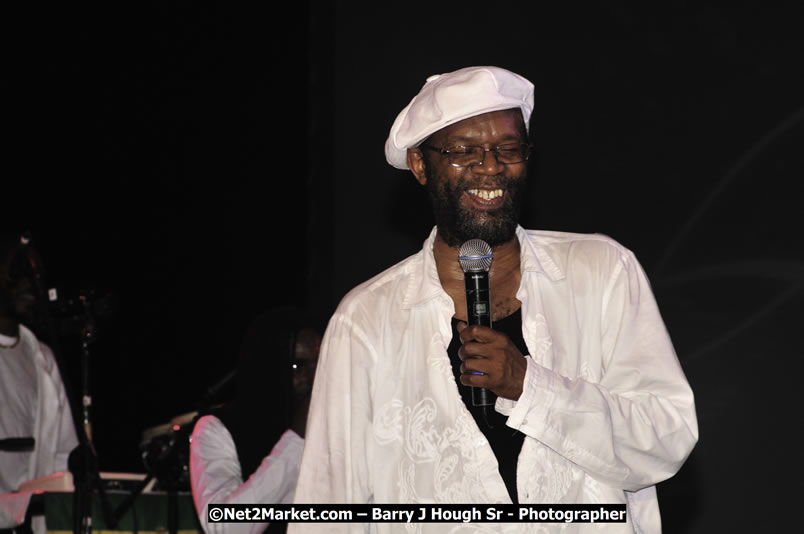 Beres Hammond @ Red Stripe Reggae Sumfest 2008 International Night 2, Catherine Hall, Montego Bay - Saturday, July 19, 2008 - Reggae Sumfest 2008 July 13 - July 19, 2008 - Photographs by Net2Market.com - Barry J. Hough Sr. Photojournalist/Photograper - Photographs taken with a Nikon D300 - Negril Travel Guide, Negril Jamaica WI - http://www.negriltravelguide.com - info@negriltravelguide.com...!