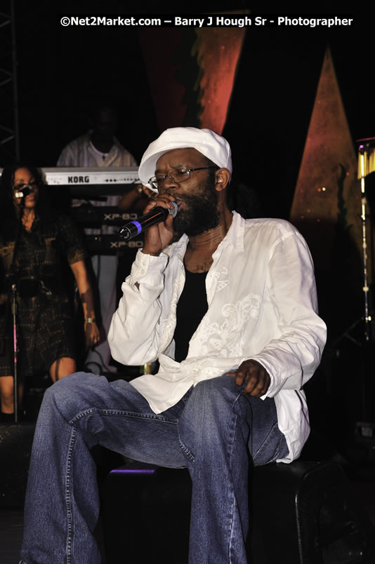 Beres Hammond @ Red Stripe Reggae Sumfest 2008 International Night 2, Catherine Hall, Montego Bay - Saturday, July 19, 2008 - Reggae Sumfest 2008 July 13 - July 19, 2008 - Photographs by Net2Market.com - Barry J. Hough Sr. Photojournalist/Photograper - Photographs taken with a Nikon D300 - Negril Travel Guide, Negril Jamaica WI - http://www.negriltravelguide.com - info@negriltravelguide.com...!