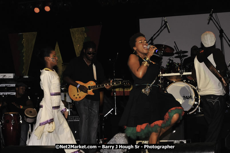 Etana @ Red Stripe Reggae Sumfest 2008 International Night 2, Catherine Hall, Montego Bay - Saturday, July 19, 2008 - Reggae Sumfest 2008 July 13 - July 19, 2008 - Photographs by Net2Market.com - Barry J. Hough Sr. Photojournalist/Photograper - Photographs taken with a Nikon D300 - Negril Travel Guide, Negril Jamaica WI - http://www.negriltravelguide.com - info@negriltravelguide.com...!