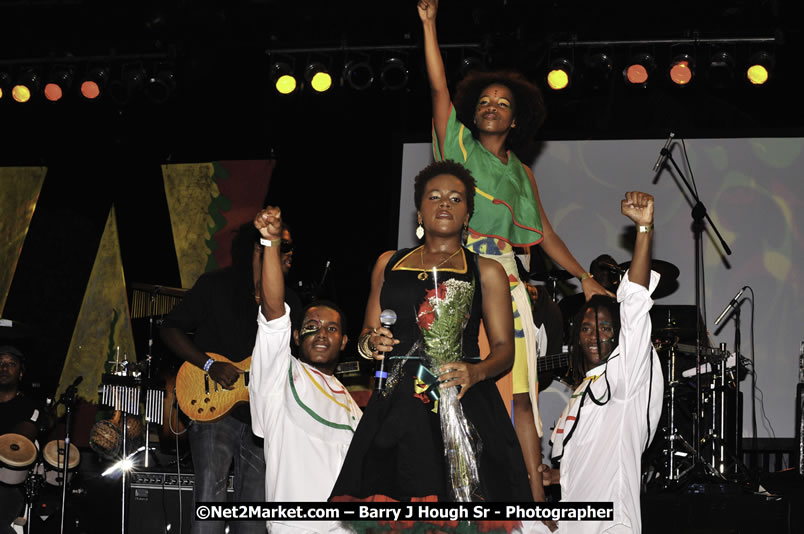 Etana @ Red Stripe Reggae Sumfest 2008 International Night 2, Catherine Hall, Montego Bay - Saturday, July 19, 2008 - Reggae Sumfest 2008 July 13 - July 19, 2008 - Photographs by Net2Market.com - Barry J. Hough Sr. Photojournalist/Photograper - Photographs taken with a Nikon D300 - Negril Travel Guide, Negril Jamaica WI - http://www.negriltravelguide.com - info@negriltravelguide.com...!