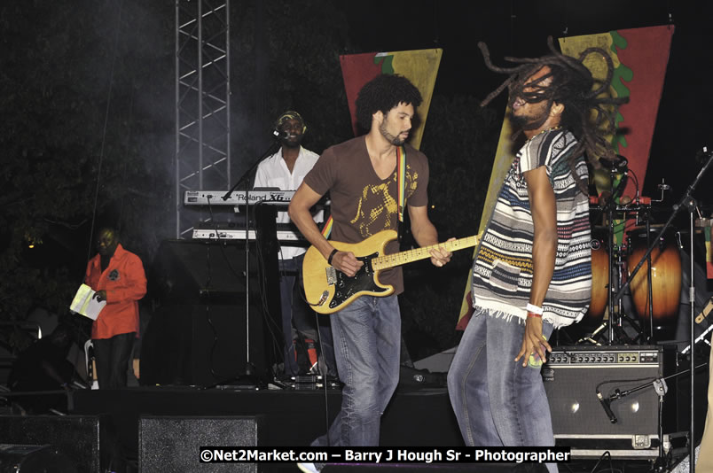 Rootz Underground @ Red Stripe Reggae Sumfest 2008 International Night 2, Catherine Hall, Montego Bay - Saturday, July 19, 2008 - Reggae Sumfest 2008 July 13 - July 19, 2008 - Photographs by Net2Market.com - Barry J. Hough Sr. Photojournalist/Photograper - Photographs taken with a Nikon D300 - Negril Travel Guide, Negril Jamaica WI - http://www.negriltravelguide.com - info@negriltravelguide.com...!