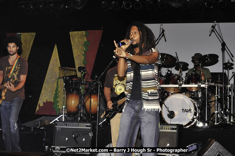 Rootz Underground @ Red Stripe Reggae Sumfest 2008 International Night 2, Catherine Hall, Montego Bay - Saturday, July 19, 2008 - Reggae Sumfest 2008 July 13 - July 19, 2008 - Photographs by Net2Market.com - Barry J. Hough Sr. Photojournalist/Photograper - Photographs taken with a Nikon D300 - Negril Travel Guide, Negril Jamaica WI - http://www.negriltravelguide.com - info@negriltravelguide.com...!