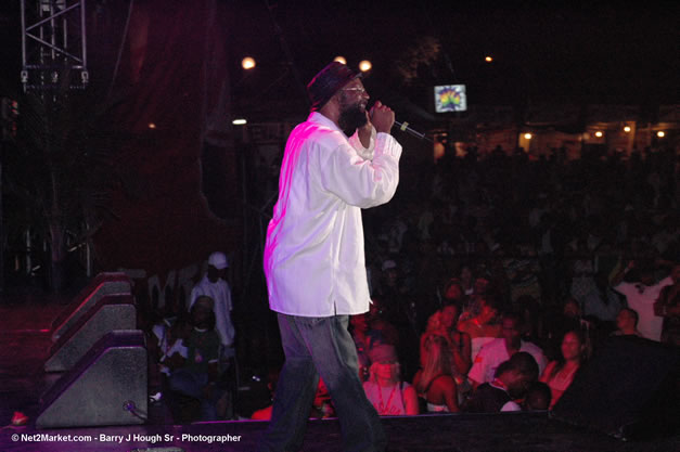 Beres Hammond - Red Stripe Reggae Sumfest 2006 - The Summit - Jamaica's Greatest, The World's Best - Saturday, July 22, 2006 - Montego Bay, Jamaica - Negril Travel Guide, Negril Jamaica WI - http://www.negriltravelguide.com - info@negriltravelguide.com...!