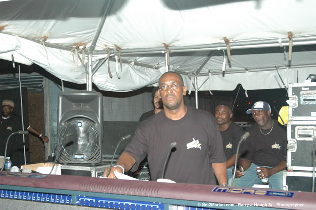 Venue - Audience at Red Stripe Reggae Sumfest 2006 - The Summit - Jamaica's Greatest, The World's Best - Saturday, July 22, 2006 - Montego Bay, Jamaica - Negril Travel Guide, Negril Jamaica WI - http://www.negriltravelguide.com - info@negriltravelguide.com...!