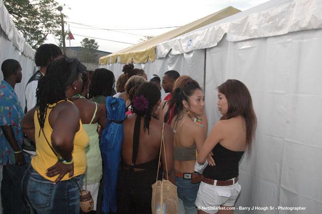 Venue - Audience at Red Stripe Reggae Sumfest 2006 - The Summit - Jamaica's Greatest, The World's Best - Saturday, July 22, 2006 - Montego Bay, Jamaica - Negril Travel Guide, Negril Jamaica WI - http://www.negriltravelguide.com - info@negriltravelguide.com...!