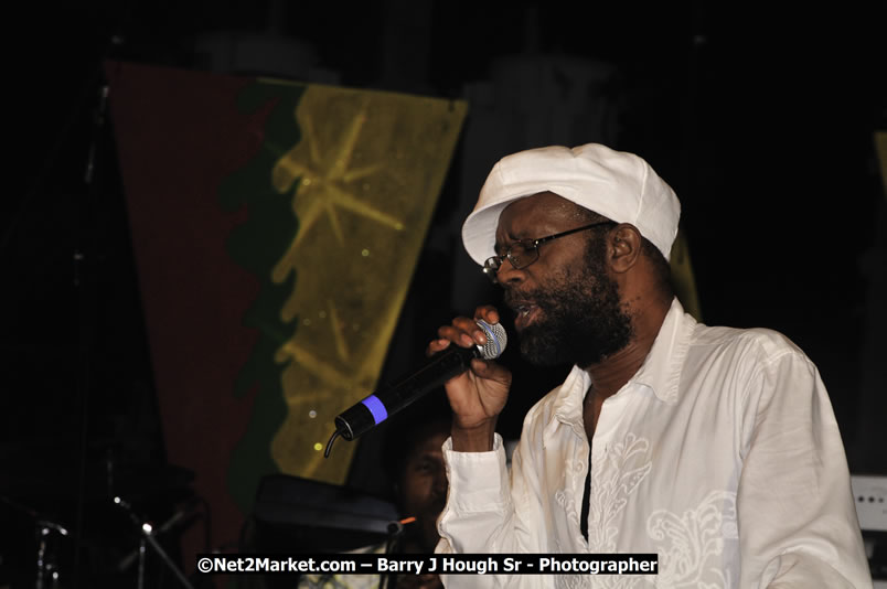 Beres Hammond @ Reggae Sumfest 2008 International Night 2, Catherine Hall, Montego Bay - Saturday, July 19, 2008 - Reggae Sumfest 2008 July 13 - July 19, 2008 - Photographs by Net2Market.com - Barry J. Hough Sr. Photojournalist/Photograper - Photographs taken with a Nikon D300 - Negril Travel Guide, Negril Jamaica WI - http://www.negriltravelguide.com - info@negriltravelguide.com...!