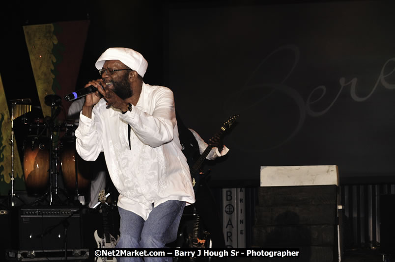 Beres Hammond @ Reggae Sumfest 2008 International Night 2, Catherine Hall, Montego Bay - Saturday, July 19, 2008 - Reggae Sumfest 2008 July 13 - July 19, 2008 - Photographs by Net2Market.com - Barry J. Hough Sr. Photojournalist/Photograper - Photographs taken with a Nikon D300 - Negril Travel Guide, Negril Jamaica WI - http://www.negriltravelguide.com - info@negriltravelguide.com...!