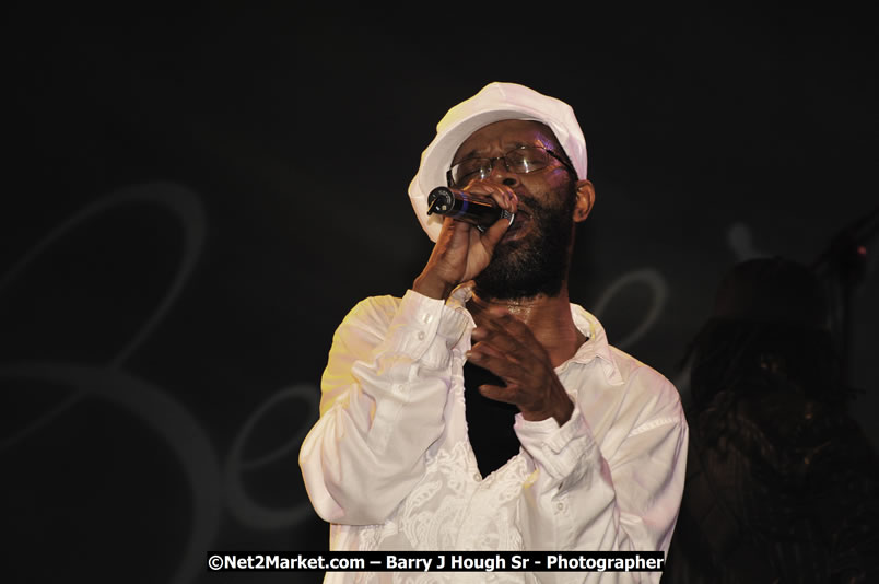 Beres Hammond @ Reggae Sumfest 2008 International Night 2, Catherine Hall, Montego Bay - Saturday, July 19, 2008 - Reggae Sumfest 2008 July 13 - July 19, 2008 - Photographs by Net2Market.com - Barry J. Hough Sr. Photojournalist/Photograper - Photographs taken with a Nikon D300 - Negril Travel Guide, Negril Jamaica WI - http://www.negriltravelguide.com - info@negriltravelguide.com...!