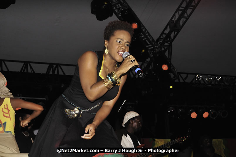 Etana @ Reggae Sumfest 2008 International Night 2, Catherine Hall, Montego Bay - Saturday, July 19, 2008 - Reggae Sumfest 2008 July 13 - July 19, 2008 - Photographs by Net2Market.com - Barry J. Hough Sr. Photojournalist/Photograper - Photographs taken with a Nikon D300 - Negril Travel Guide, Negril Jamaica WI - http://www.negriltravelguide.com - info@negriltravelguide.com...!