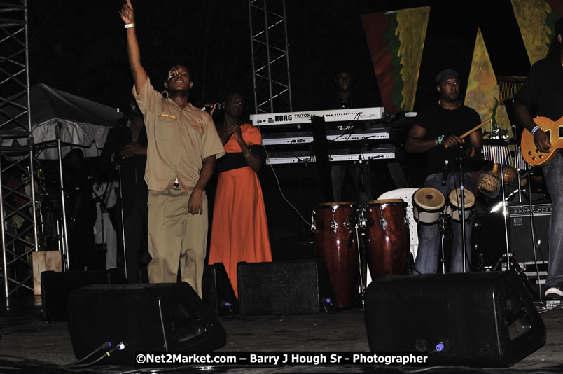 Etana @ Reggae Sumfest 2008 International Night 2, Catherine Hall, Montego Bay - Saturday, July 19, 2008 - Reggae Sumfest 2008 July 13 - July 19, 2008 - Photographs by Net2Market.com - Barry J. Hough Sr. Photojournalist/Photograper - Photographs taken with a Nikon D300 - Negril Travel Guide, Negril Jamaica WI - http://www.negriltravelguide.com - info@negriltravelguide.com...!