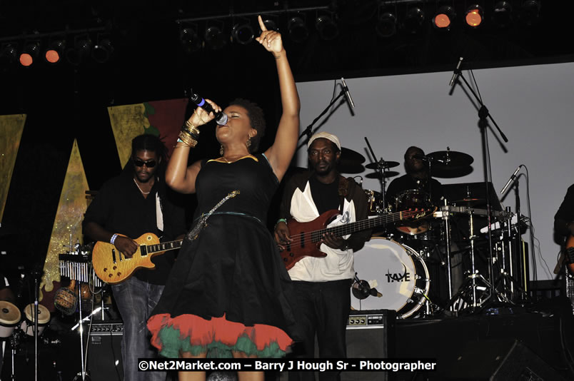 Etana @ Reggae Sumfest 2008 International Night 2, Catherine Hall, Montego Bay - Saturday, July 19, 2008 - Reggae Sumfest 2008 July 13 - July 19, 2008 - Photographs by Net2Market.com - Barry J. Hough Sr. Photojournalist/Photograper - Photographs taken with a Nikon D300 - Negril Travel Guide, Negril Jamaica WI - http://www.negriltravelguide.com - info@negriltravelguide.com...!