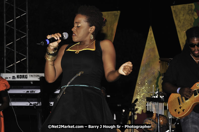 Etana @ Reggae Sumfest 2008 International Night 2, Catherine Hall, Montego Bay - Saturday, July 19, 2008 - Reggae Sumfest 2008 July 13 - July 19, 2008 - Photographs by Net2Market.com - Barry J. Hough Sr. Photojournalist/Photograper - Photographs taken with a Nikon D300 - Negril Travel Guide, Negril Jamaica WI - http://www.negriltravelguide.com - info@negriltravelguide.com...!