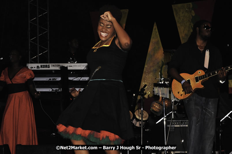 Etana @ Reggae Sumfest 2008 International Night 2, Catherine Hall, Montego Bay - Saturday, July 19, 2008 - Reggae Sumfest 2008 July 13 - July 19, 2008 - Photographs by Net2Market.com - Barry J. Hough Sr. Photojournalist/Photograper - Photographs taken with a Nikon D300 - Negril Travel Guide, Negril Jamaica WI - http://www.negriltravelguide.com - info@negriltravelguide.com...!