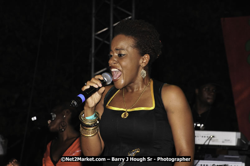 Etana @ Reggae Sumfest 2008 International Night 2, Catherine Hall, Montego Bay - Saturday, July 19, 2008 - Reggae Sumfest 2008 July 13 - July 19, 2008 - Photographs by Net2Market.com - Barry J. Hough Sr. Photojournalist/Photograper - Photographs taken with a Nikon D300 - Negril Travel Guide, Negril Jamaica WI - http://www.negriltravelguide.com - info@negriltravelguide.com...!