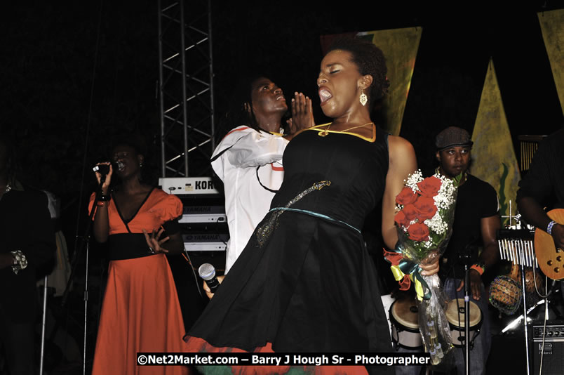 Etana @ Reggae Sumfest 2008 International Night 2, Catherine Hall, Montego Bay - Saturday, July 19, 2008 - Reggae Sumfest 2008 July 13 - July 19, 2008 - Photographs by Net2Market.com - Barry J. Hough Sr. Photojournalist/Photograper - Photographs taken with a Nikon D300 - Negril Travel Guide, Negril Jamaica WI - http://www.negriltravelguide.com - info@negriltravelguide.com...!