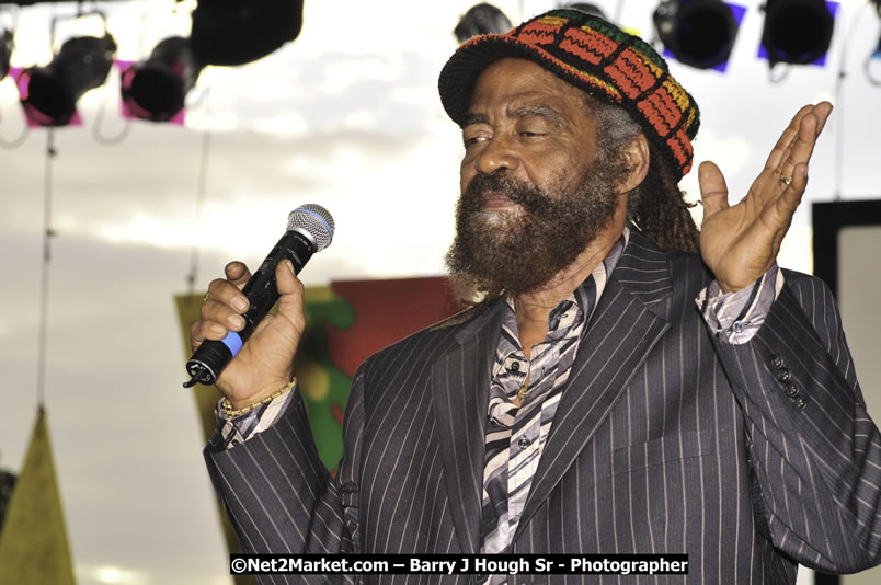 John Holt @ Reggae Sumfest 2008 International Night 2, Catherine Hall, Montego Bay - Saturday, July 19, 2008 - Reggae Sumfest 2008 July 13 - July 19, 2008 - Photographs by Net2Market.com - Barry J. Hough Sr. Photojournalist/Photograper - Photographs taken with a Nikon D300 - Negril Travel Guide, Negril Jamaica WI - http://www.negriltravelguide.com - info@negriltravelguide.com...!