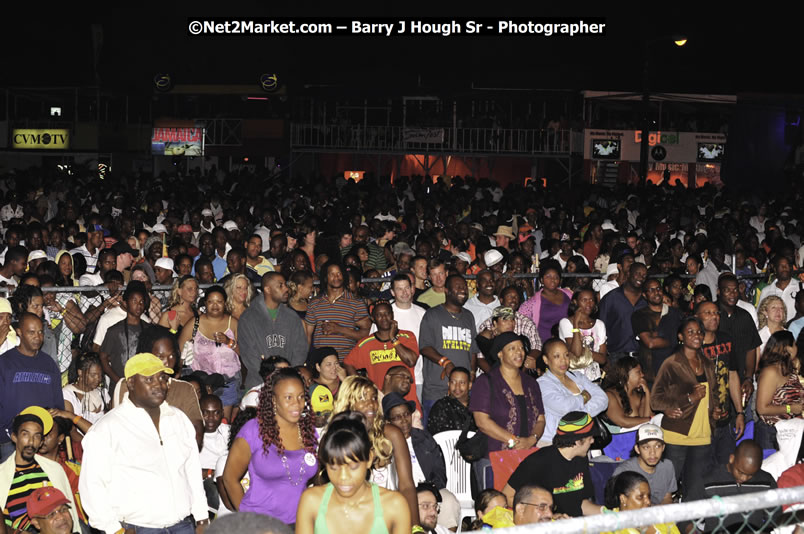 T - Pain @ Reggae Sumfest 2008 International Night 2, Catherine Hall, Montego Bay - Saturday, July 19, 2008 - Reggae Sumfest 2008 July 13 - July 19, 2008 - Photographs by Net2Market.com - Barry J. Hough Sr. Photojournalist/Photograper - Photographs taken with a Nikon D300 - Negril Travel Guide, Negril Jamaica WI - http://www.negriltravelguide.com - info@negriltravelguide.com...!