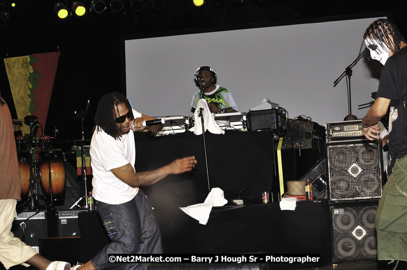 T - Pain @ Reggae Sumfest 2008 International Night 2, Catherine Hall, Montego Bay - Saturday, July 19, 2008 - Reggae Sumfest 2008 July 13 - July 19, 2008 - Photographs by Net2Market.com - Barry J. Hough Sr. Photojournalist/Photograper - Photographs taken with a Nikon D300 - Negril Travel Guide, Negril Jamaica WI - http://www.negriltravelguide.com - info@negriltravelguide.com...!