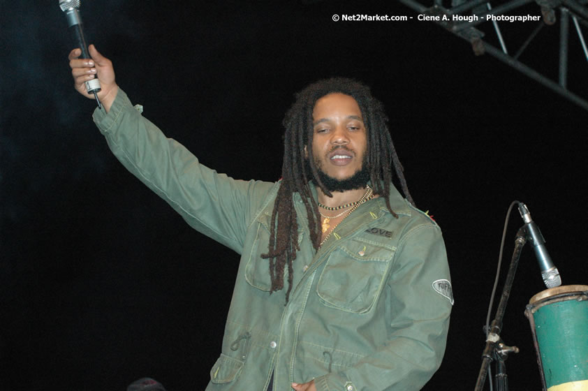 The Marley Brother's - Damian, Stephen, Julian, and Kimani - Smile Jamaica, Nine Miles, St Anns, Jamaica - Saturday, February 10, 2007 - The Smile Jamaica Concert, a symbolic homecoming in Bob Marley's birthplace of Nine Miles - Negril Travel Guide, Negril Jamaica WI - http://www.negriltravelguide.com - info@negriltravelguide.com...!