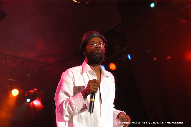 Beres Hammond - Red Stripe Reggae Sumfest 2006 - The Summit - Jamaica's Greatest, The World's Best - Saturday, July 22, 2006 - Montego Bay, Jamaica - Negril Travel Guide, Negril Jamaica WI - http://www.negriltravelguide.com - info@negriltravelguide.com...!